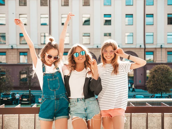 Retrato Tres Jóvenes Hermosas Chicas Hipster Sonrientes Con Ropa Verano —  Fotos de Stock