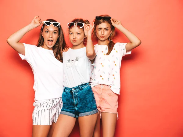 Tre Giovani Belle Ragazze Hipster Sorridenti Abiti Estivi Alla Moda — Foto Stock