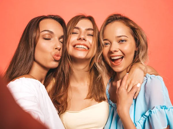 Τρία Νεαρά Όμορφα Χαμογελαστά Κορίτσια Μοντέρνα Καλοκαιρινά Ρούχα Σέξι Ανέμελη — Φωτογραφία Αρχείου