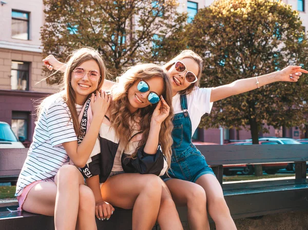 Retrato Três Jovens Lindas Meninas Hipster Sorridentes Roupas Verão Moda — Fotografia de Stock