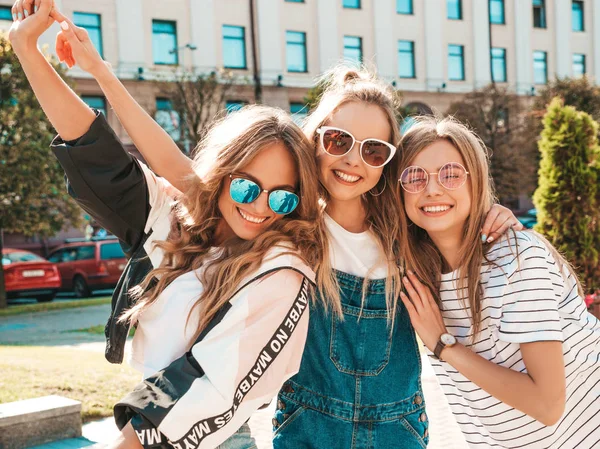 Ritratto Tre Giovani Belle Ragazze Hipster Sorridenti Abiti Estivi Alla — Foto Stock