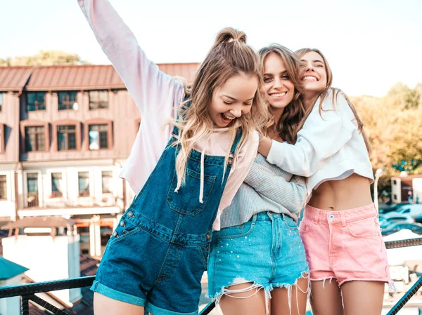 Retrato Tres Jóvenes Hermosas Chicas Hipster Sonrientes Con Ropa Verano — Foto de Stock