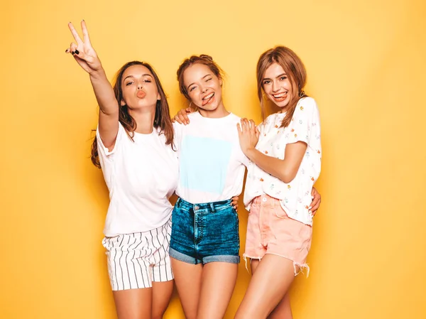 Τρία Νεαρά Όμορφα Χαμογελαστά Κορίτσια Μοντέρνα Καλοκαιρινά Ρούχα Σέξι Ανέμελη — Φωτογραφία Αρχείου