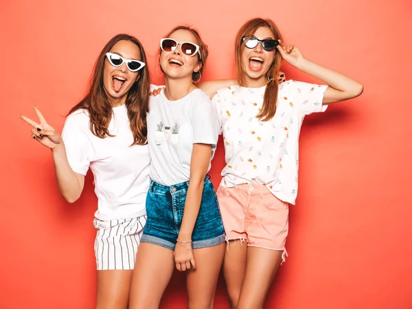 Tres Jóvenes Hermosas Chicas Hipster Sonrientes Con Ropa Verano Moda —  Fotos de Stock