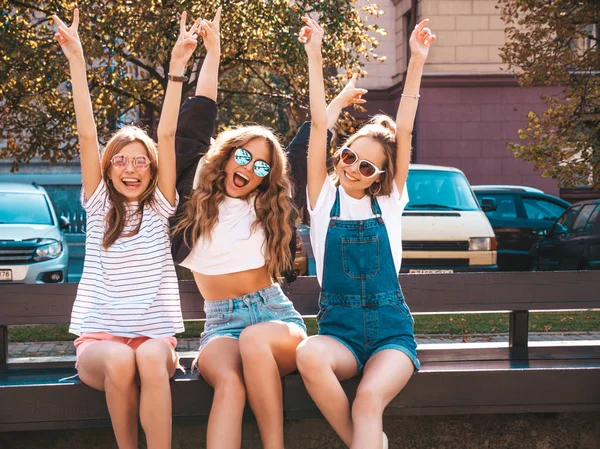 Ritratto Tre Giovani Belle Ragazze Hipster Sorridenti Abiti Estivi Alla — Foto Stock