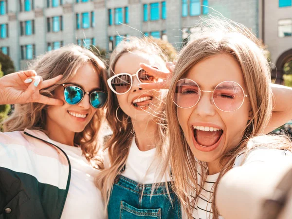 Yazlık Kıyafetler Giyen Genç Gülümseyen Hipster Kadın Akıllı Telefonda Selfie — Stok fotoğraf