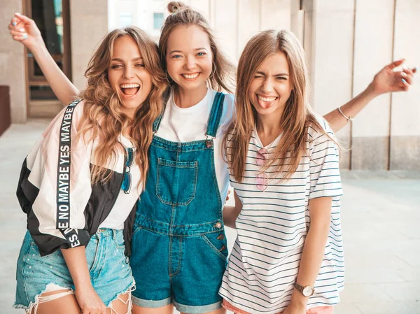 トレンディな夏の服を着た3人の若い美しい笑顔のヒップスターの女の子の肖像画 ストリートの背景にポーズセクシーな気楽な女性 楽しみを持つ肯定的なモデル — ストック写真