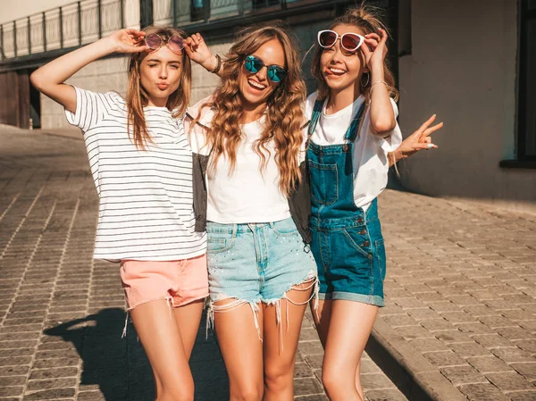 Porträtt Tre Unga Vackra Leende Hipster Tjejer Trendiga Sommarkläder Sexy — Stockfoto