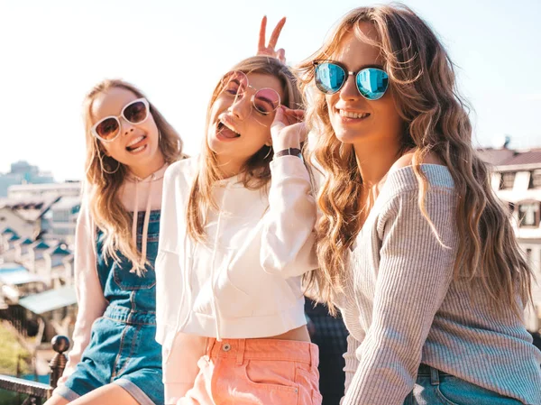 Τρία Νεαρά Όμορφα Χαμογελαστά Κορίτσια Μοντέρνα Καλοκαιρινά Ρούχα Σέξι Γυναίκες — Φωτογραφία Αρχείου