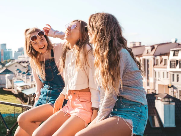 Tres Jóvenes Hermosas Chicas Hipster Sonrientes Ropa Verano Moda Sexy — Foto de Stock