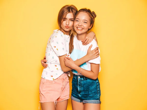 Two Young Beautiful Smiling Hipster Girls Trendy Summer Clothes Sexy — Stock Photo, Image