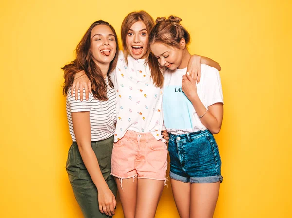 Three Young Beautiful Smiling Hipster Girls Trendy Summer Clothes Sexy — Stock Photo, Image