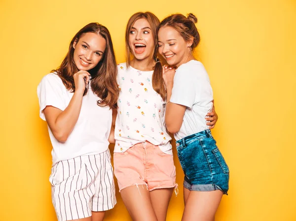 Três Jovens Bonitas Meninas Hipster Sorridentes Roupas Verão Moda Mulheres — Fotografia de Stock