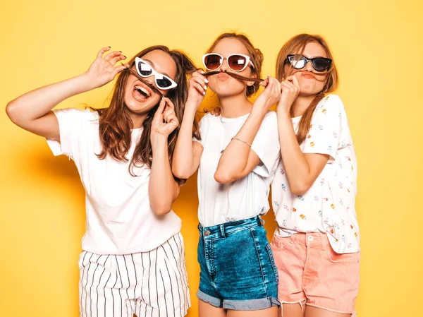 Três Jovens Bonitas Meninas Hipster Sorridentes Roupas Verão Moda Mulheres — Fotografia de Stock