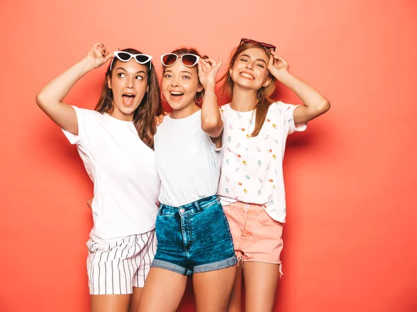 Tres Jóvenes Hermosas Chicas Hipster Sonrientes Con Ropa Verano Moda —  Fotos de Stock