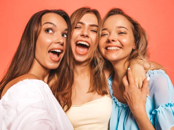 Tři Mladé Nádherné Usměvavé Dívky Módních Letních Šatech Sexy Bezstarostná — Stock fotografie