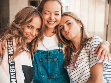 Moda yazlık giysiler üç genç güzel gülümseyen hipster kız Portresi. Seksi kaygısız kadınlar sokak arka planda poz. Eğlenen pozitif modeller