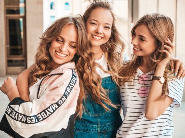 Moda yazlık giysiler üç genç güzel gülümseyen hipster kız Portresi. Seksi kaygısız kadınlar sokak arka planda poz. Eğlenen pozitif modeller