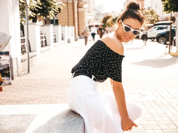 Bonito Modelo Sorridente Vestido Com Elegantes Roupas Verão Menina Despreocupada — Fotografia de Stock