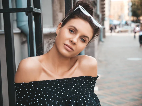 Hermosa Modelo Sonriente Vestida Con Ropa Verano Elegante Chica Despreocupada — Foto de Stock