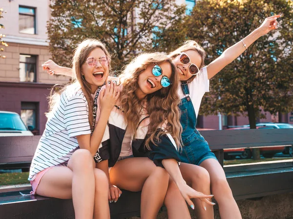 Retrato Três Jovens Lindas Meninas Hipster Sorridentes Roupas Verão Moda — Fotografia de Stock