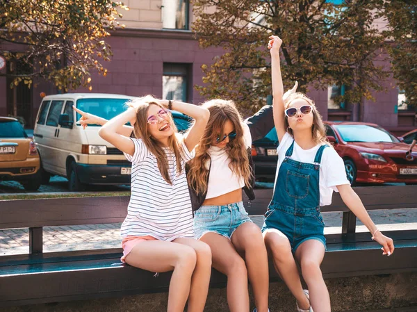 Retrato Tres Jóvenes Hermosas Chicas Hipster Sonrientes Ropa Verano Moda — Foto de Stock