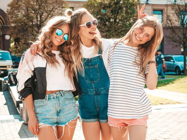 Retrato Três Jovens Belas Meninas Hipster Sorridentes Roupas Verão Moda — Fotografia de Stock