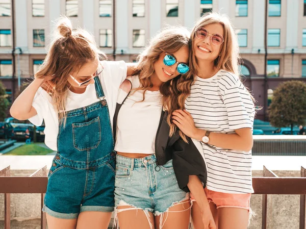 Retrato Tres Jóvenes Hermosas Chicas Hipster Sonrientes Con Ropa Verano —  Fotos de Stock