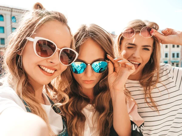 Drei Junge Lächelnde Hipster Frauen Sommerkleidern Mädchen Die Selfie Selbstporträtfotos — Stockfoto