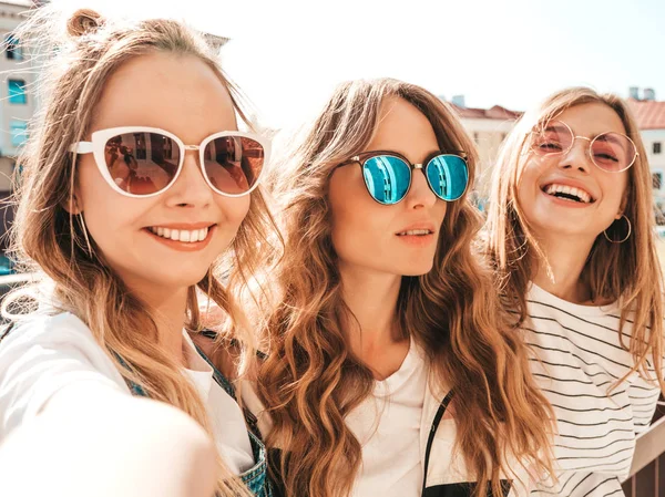 Três Jovens Mulheres Hipster Sorridentes Roupas Verão Meninas Tirando Fotos — Fotografia de Stock