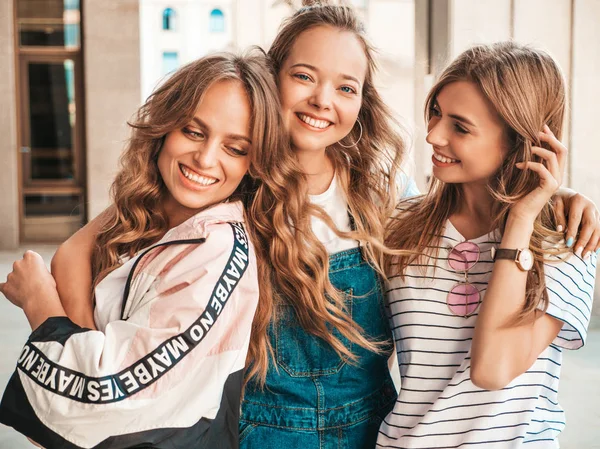 トレンディな夏の服を着た3人の若い美しい笑顔のヒップスターの女の子の肖像画 ストリートの背景にポーズセクシーな気楽な女性 楽しみを持つ肯定的なモデル — ストック写真