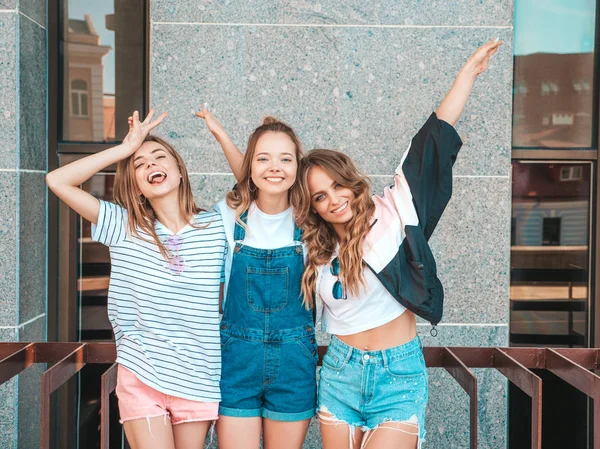 Porträt Von Drei Schönen Jungen Lächelnden Hipstermädchen Trendiger Sommerkleidung Sexy — Stockfoto