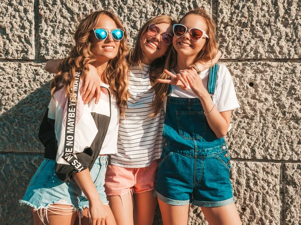 Portret Van Drie Jonge Mooie Glimlachende Hipster Meisjes Trendy Zomer — Stockfoto