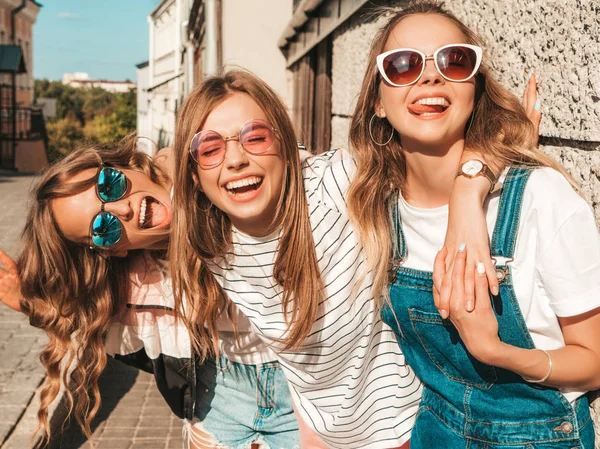 Porträtt Tre Unga Vackra Leende Hipster Tjejer Trendiga Sommarkläder Sexy — Stockfoto