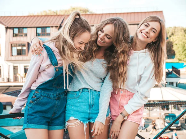 Retrato Três Jovens Belas Meninas Hipster Sorridentes Roupas Verão Moda — Fotografia de Stock