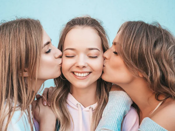 トレンディな夏の服を着た3人の若い美しい笑顔のヒップスターの女の子の肖像画 通りでポーズをとるセクシーな気楽な女性 ポジティブモデルは 頬に彼らの友人にキス — ストック写真
