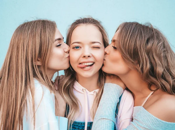 Portret Van Drie Jonge Mooie Glimlachende Hipster Meisjes Trendy Zomer — Stockfoto