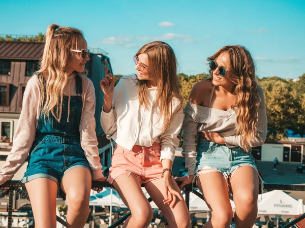 Três Jovens Meninas Bonitas Sorridentes Hipster Roupas Verão Moda Mulheres — Fotografia de Stock