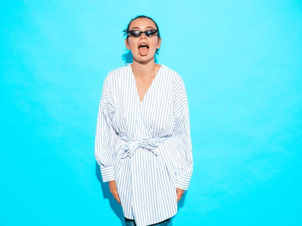 Retrato Joven Hermosa Chica Hipster Sonriente Ropa Verano Moda Mujer —  Fotos de Stock