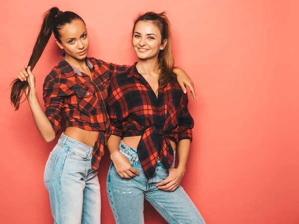 Deux Jeunes Belles Filles Brunes Hipster Souriantes Chemise Carreaux Jeans — Photo