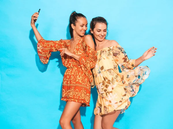 Két Fiatal Mosolygós Hipster Nők Nyáron Hippi Repülő Ruhákat Lányok — Stock Fotó