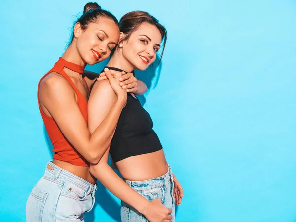 Deux Jeunes Belles Filles Brunes Hipster Souriantes Dans Des Vêtements — Photo