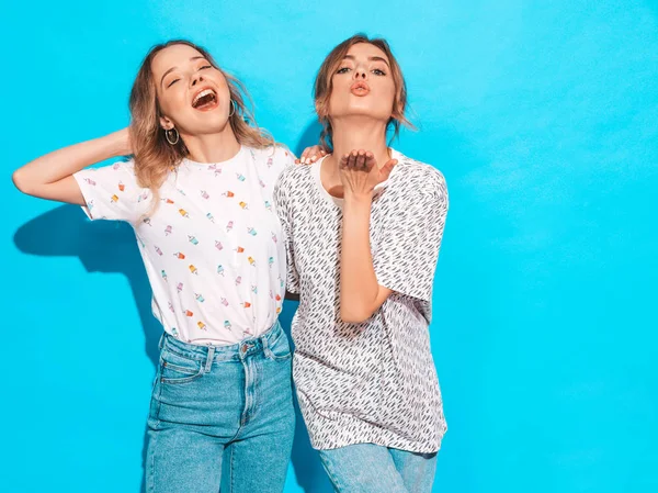 Duas Jovens Lindas Sorridentes Garotas Hipster Loiras Roupas Coloridas Camiseta — Fotografia de Stock