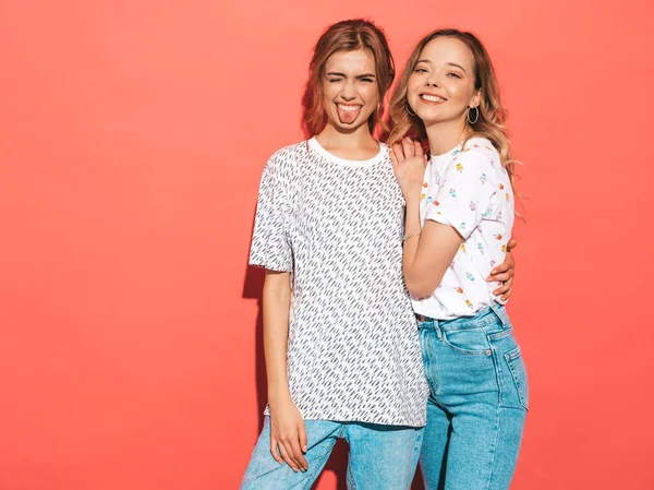 Duas Jovens Lindas Sorridentes Garotas Hipster Loiras Roupas Coloridas Camiseta — Fotografia de Stock