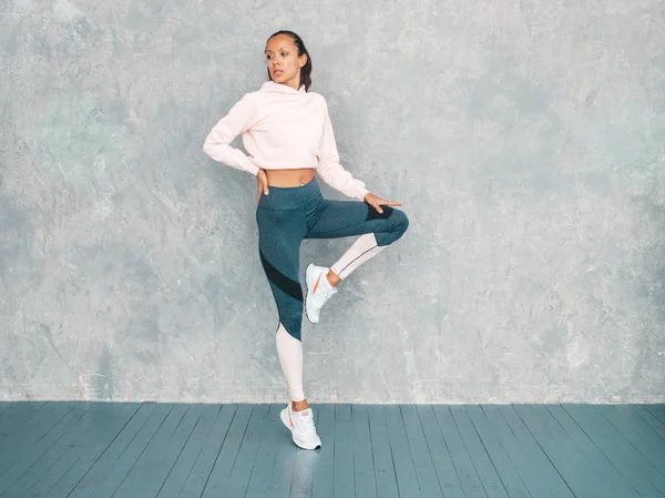 Retrato Mulher Fitness Roupas Esportivas Olhando Confidente Jovem Mulher Vestindo — Fotografia de Stock