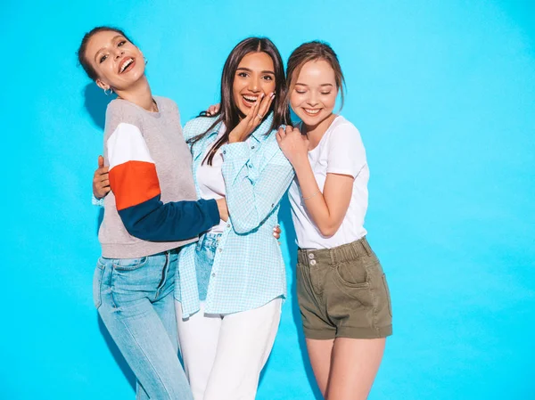 Drie Jonge Mooie Glimlachende Hippe Meisjes Trendy Zomerkleding Sexy Zorgeloze — Stockfoto