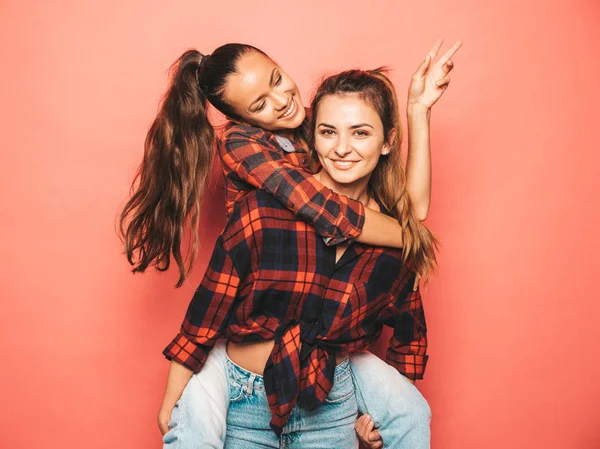 Två Unga Vackra Leende Brunett Hipster Flickor Trendiga Liknande Rutig — Stockfoto