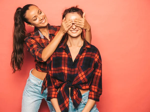 Deux Jeunes Belles Filles Brunes Hipster Souriantes Chemise Carreaux Jeans — Photo