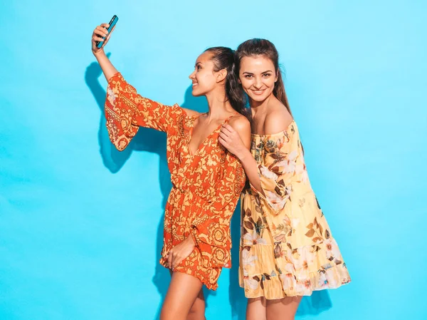 Twee Jonge Lachende Hippie Vrouwen Zomer Hippie Jurken Meisjes Maken — Stockfoto