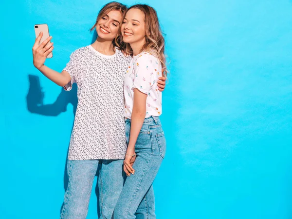 Retrato Dos Jóvenes Elegantes Mujeres Rubias Sonrientes Chicas Vestidas Con —  Fotos de Stock